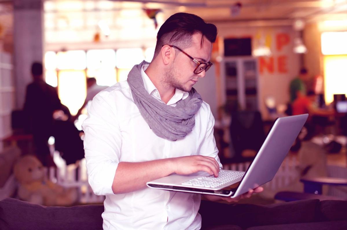 Teilnehmer diskutieren Investmentstrategien während eines rijieu Lerntreffens